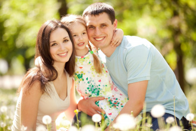 Familie sitzt in der Wiese