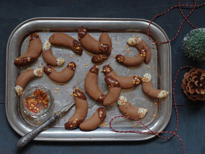 Selbstgemachte Nougat-Nusskipferl mit Cranberries