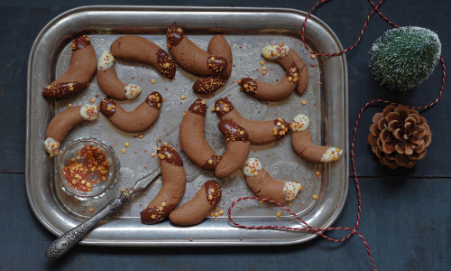 Selbstgemachte Nougat-Nusskipferl mit Cranberries