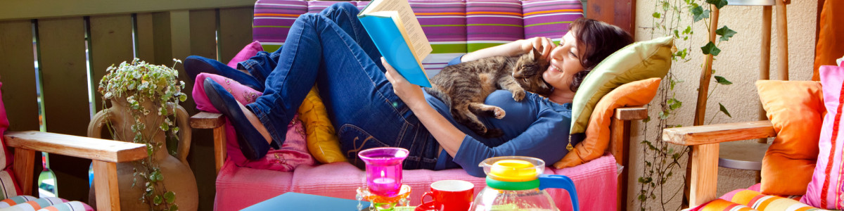 Feng Shui - Frau am Balkon mit Katze