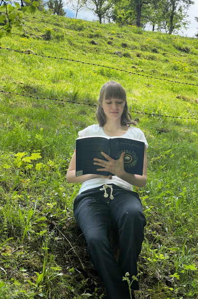 Stefanie Schaffler beim Lesen in der Natur