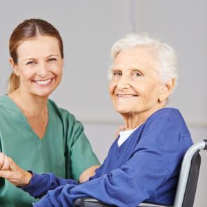 Patientin mit Ärztin Ätherische Öle, Komplementäre Pflege - Fotolia 