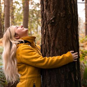 Frau im Wald - AdobeStock Daniel Beckemeier