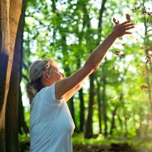 Frau im Wald - AdobeStock Tanja Esser