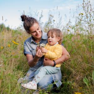 AdobeStock_Maria_natürliche Hausmittel und Kräuter für Kinder